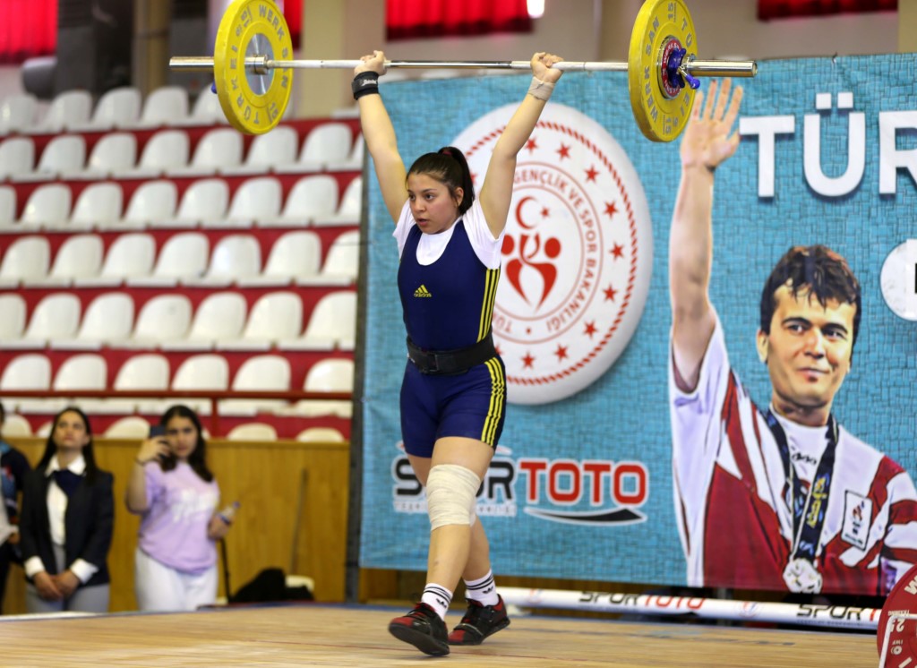 Halterde Kovid-19 salgını sürecinde düşen sporcu sayısı yeniden yükselişe geçti