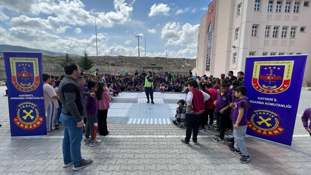 Jandarmadan öğrencilere trafik etkinliği