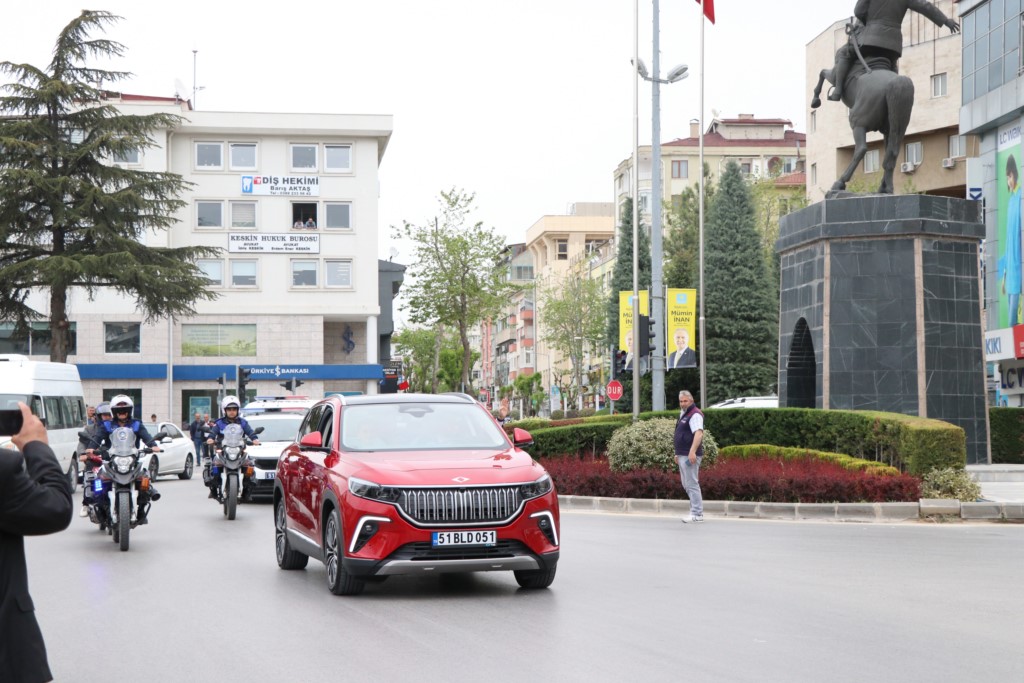 Türkiye'nin yerli otomobili Togg Niğde'de tanıtıldı