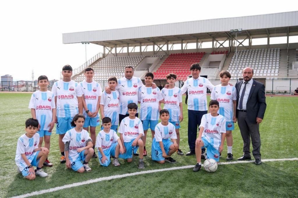 Sorgun'da depremzede öğrencilerle veteranlar futbol maçı yaptı