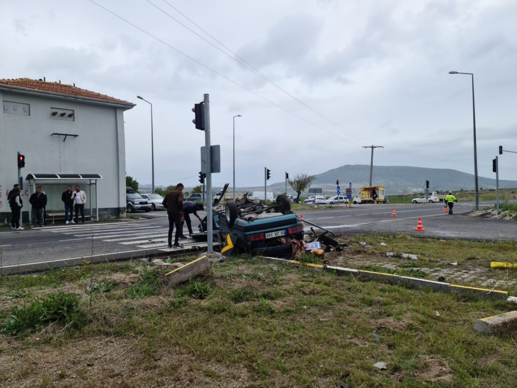 İki otomobilin çarpışması sonucu 3 kişi yaralandı