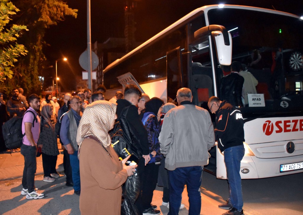 Depremzedeler oy kullanmak için memleketlerine gitti