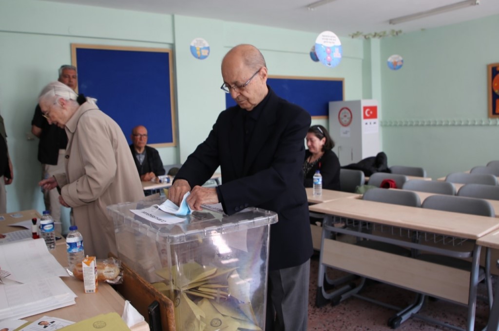 10. Cumhurbaşkanı Ahmet Necdet Sezer, Ankara'da oyunu kullandı