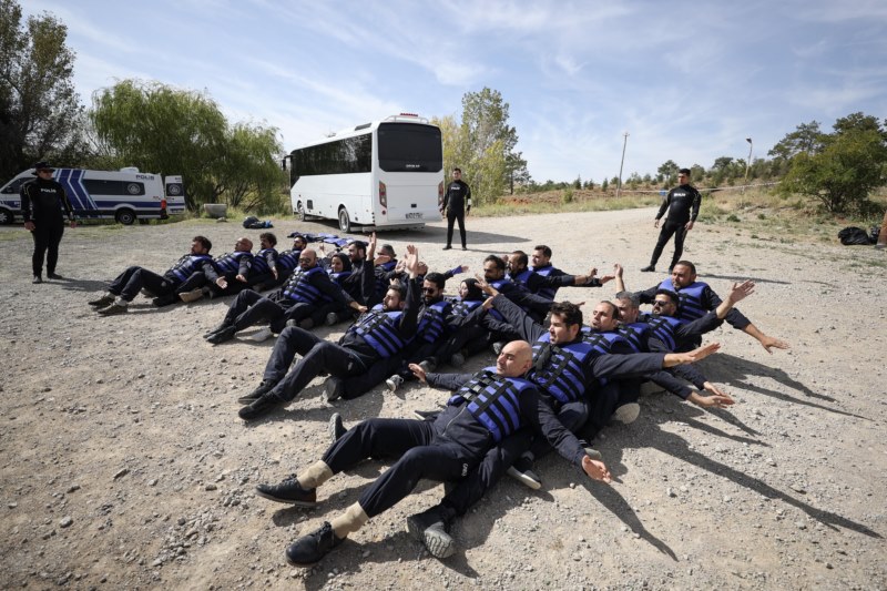 aa-20231008-32340925-32340918-anadolu-ajansi-ve-polis-akademisinin-23-donem-savas-muhabirligi-egitiminde-ilk-hafta-geride-kaldi.jpg