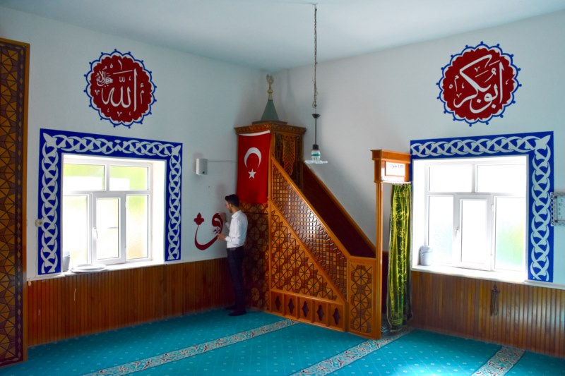 aa-20231017-32427993-32427989-kaligrafi-ogrenen-imam-camilerde-sanatini-icra-ediyor.jpg