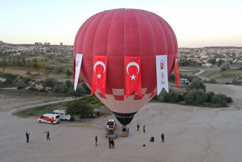 aa-20231029-32556869-32556867-cumhuriyetin-100-yilinda-kapadokya-semalari-turk-bayraklariyla-renklendi.jpg