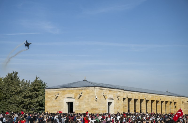 aa-20231029-32561384-32561372-soloturkten-anitkabir-uzerinde-cumhuriyetin-100-yil-donumune-ozel-ucus-gosterisi.jpg