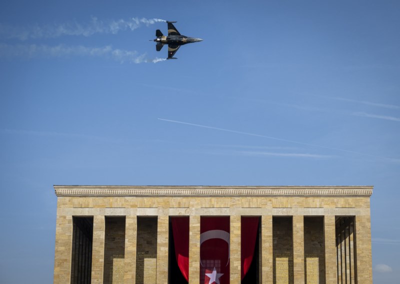 aa-20231029-32561384-32561375-soloturkten-anitkabir-uzerinde-cumhuriyetin-100-yil-donumune-ozel-ucus-gosterisi.jpg