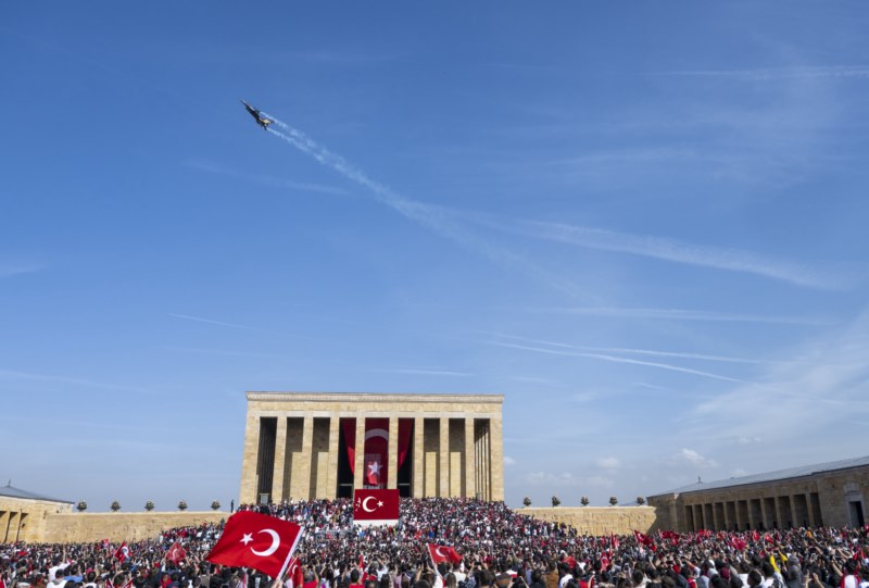 aa-20231029-32561384-32561376-soloturkten-anitkabir-uzerinde-cumhuriyetin-100-yil-donumune-ozel-ucus-gosterisi.jpg