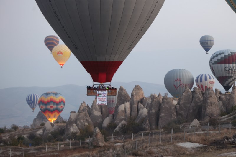 aa-20231110-32781018-32781015-kapadokyada-sicak-hava-balonu-israile-tepki-pankartiyla-uctu.jpg