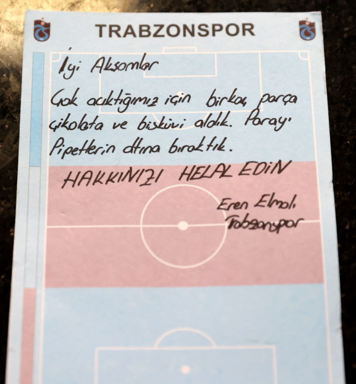 aa-20231128-33043978-33043975-trabzonsporlu-futbolcularin-biraktigi-not-kafeterya-isletmecisini-duygulandirdi.jpg