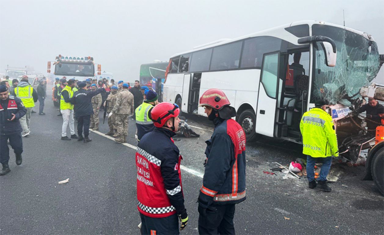 kuzey-marmara-otoyolunda-katliam-gibi-kaza2.jpg