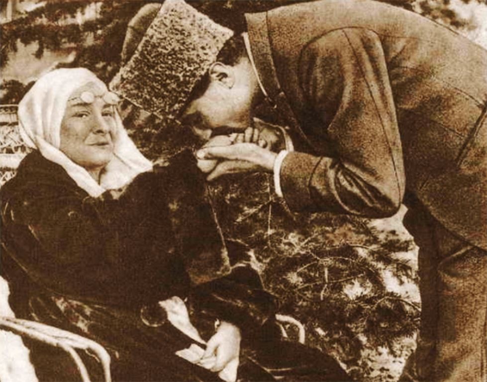 zubeyde-hanim-vefatinin-101-yilinda-aniliyor2.jpg