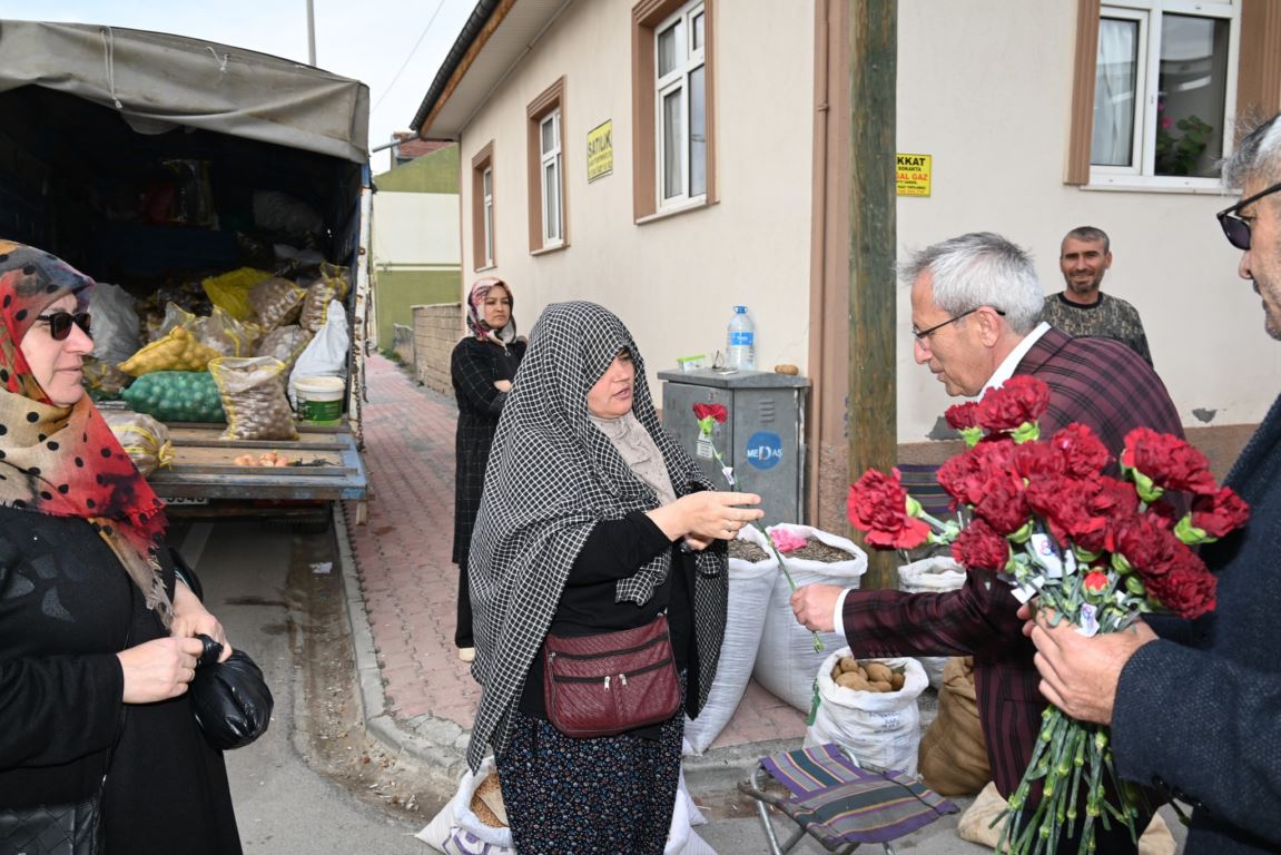 baskan-solak-sarayonulu-kadinlara-karanfil-dagitti-2.jpg