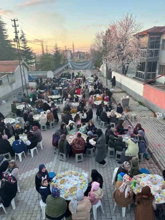 inli-mahallesinde-geleneksel-iftar-yemegi-verildi-3.jpg