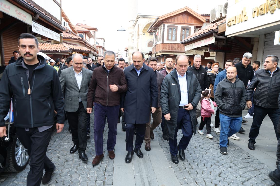 bakan-yerlikaya-bayramin-ilk-gunu-memleketindeydi-2.jpg