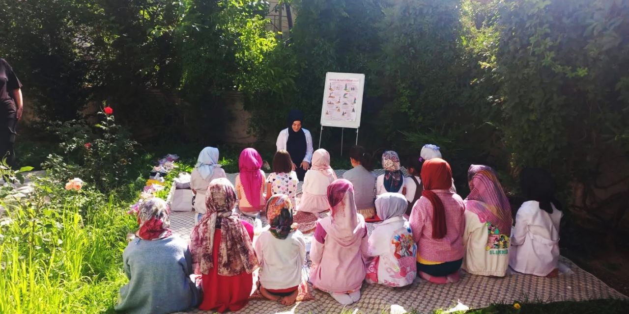 namaz-kilmayi-ogreniyorlar-4.jpg