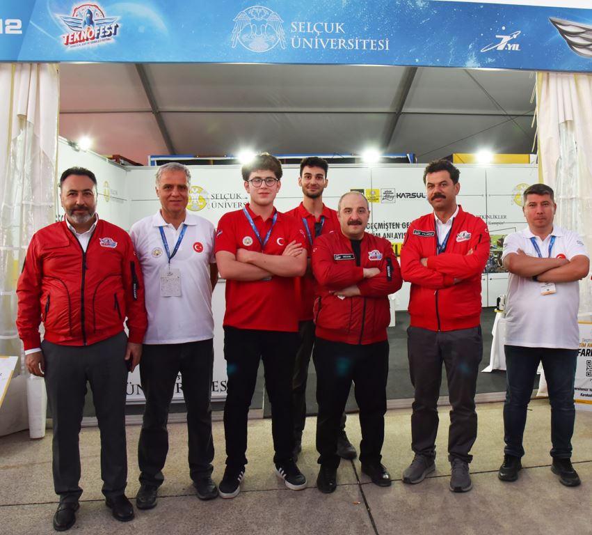 rektor-yilmaz-teknofest-te-ogrencilerle-bulustu-6.jpg