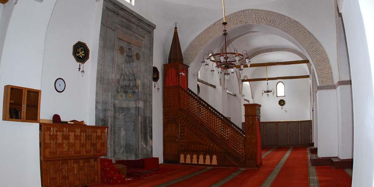 bin-yillik-camiyi-temizleyecekler-3.jpg