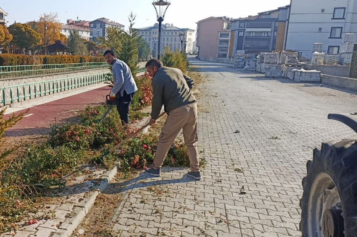 park-ve-bahceler-duzenleniyor-yollar-yanileniyor-1.jpg