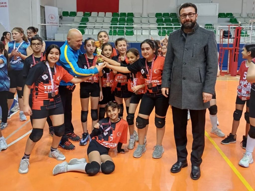 gelecegin-voleybolcu-kizlari-yaristi-3.jpg