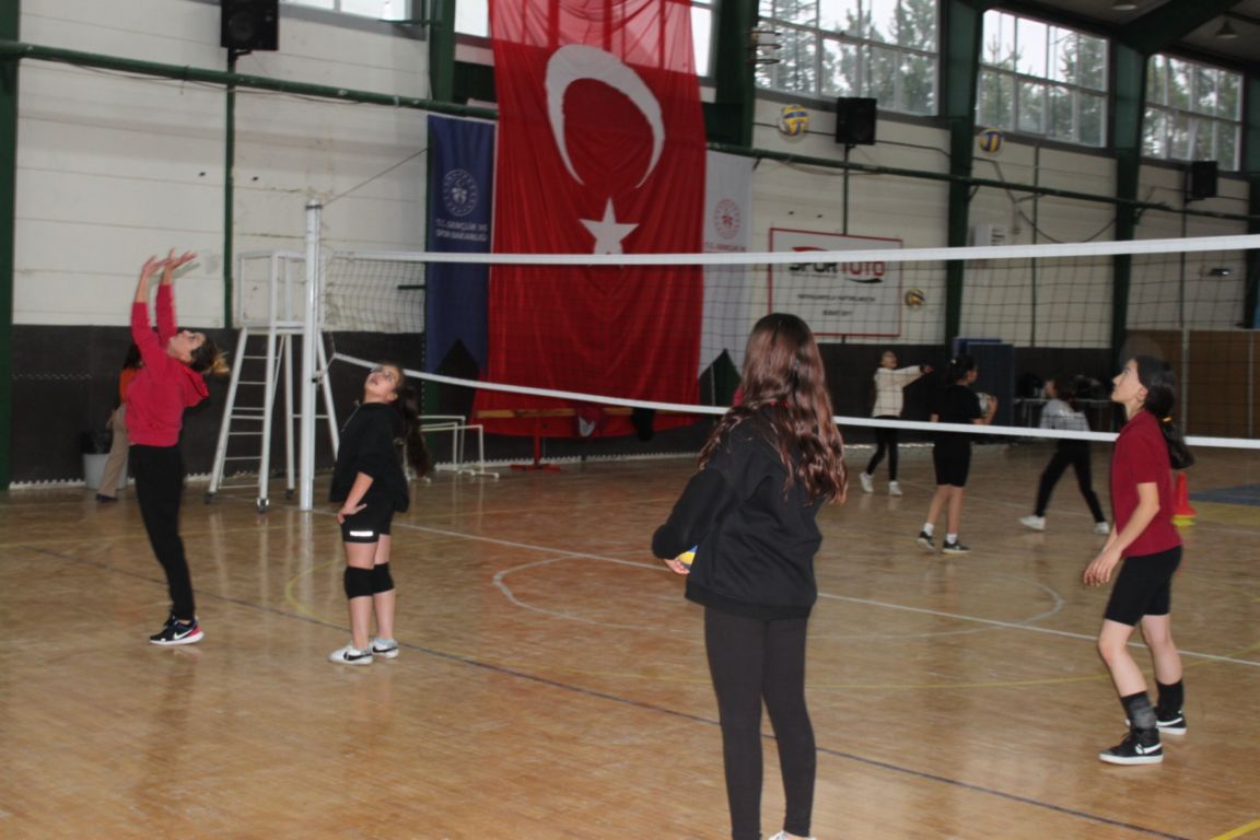 sarayonunde-voleybol-kurslari-basladi-3.jpg