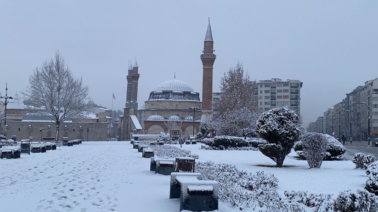 yilbasinda-beklenen-kar-bu-sehre-ocak-sonunda-yagdi2.jpg