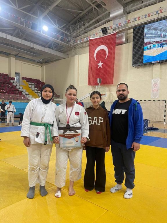 ilgin-cumhuriyet-ortaokulu-judo-takimindan-buyuk-basari-2.jpg