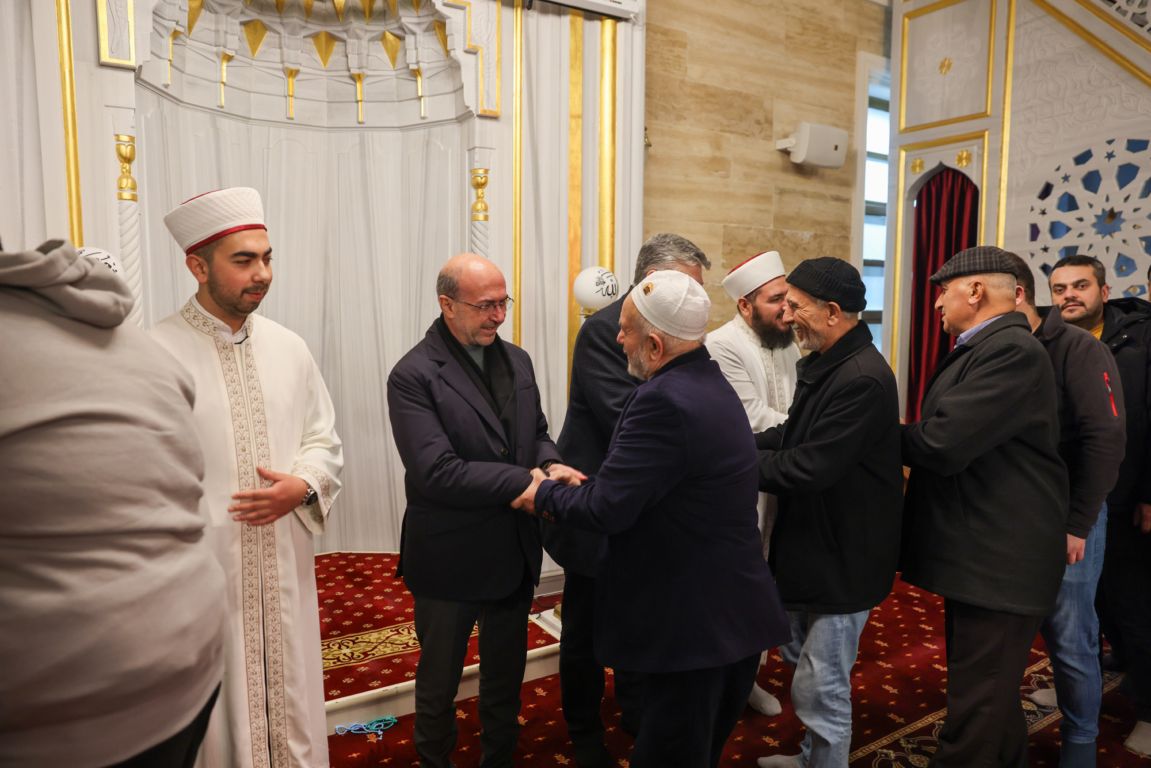 selcukluda-ilk-teravih-namazi-coskusu-yasandi-3.jpg