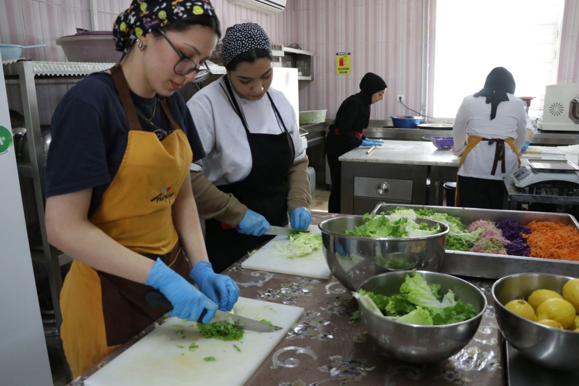 lise-ogrencileri-iftar-ve-sahur-sofralarini-lezzetlendiriyor-4.jpg