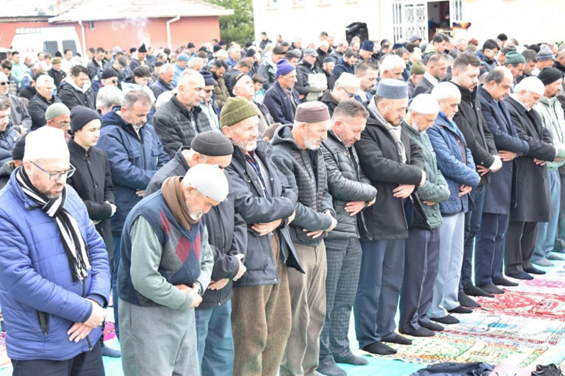 halk-yagmur-duasina-cikiyor-2.jpg