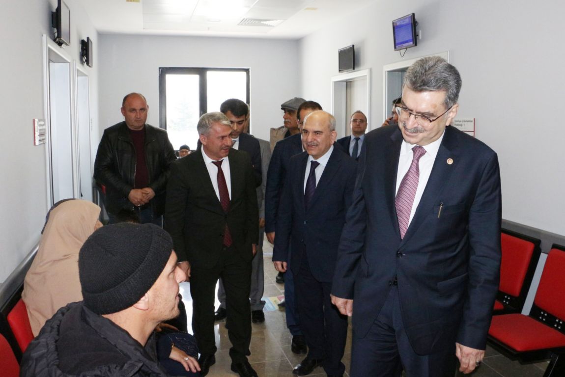 yeni-hizmete-giren-hastaneyi-gezdiler-2.jpg