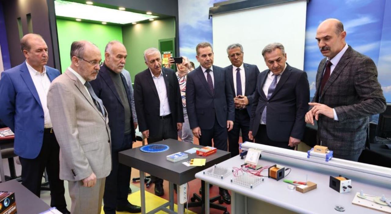 meram-fen-lisesine-yeni-nesil-laboratuvar1.jpg