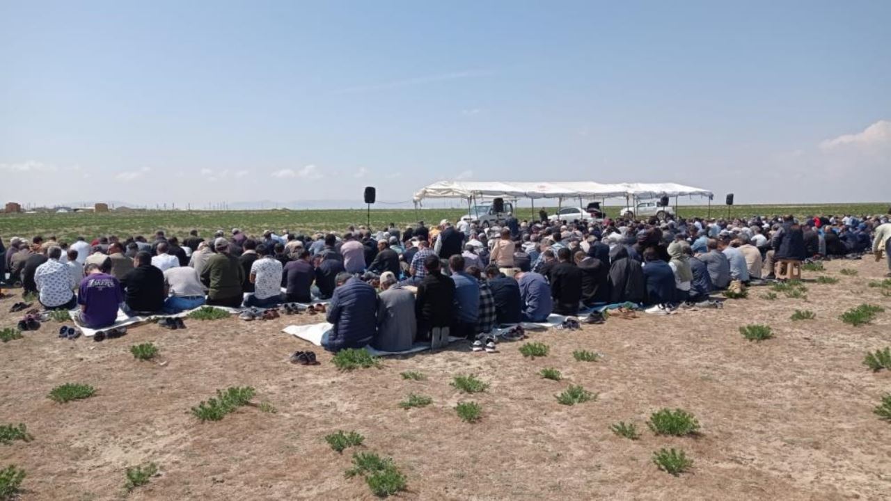 karapinarda-kuraklik-icin-eller-semaya-acildi1-001.jpg