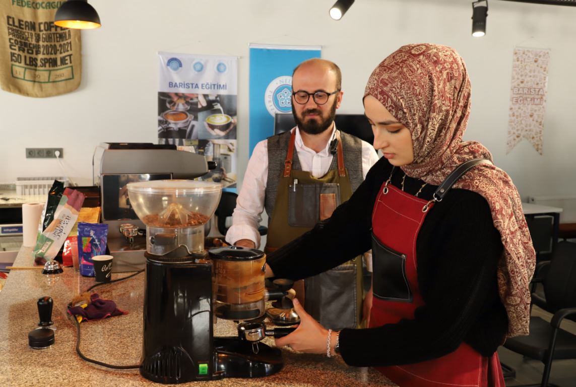 masterchef-yarismacisi-beyza-neude-barista-becerilerini-gelistiriyor1.jpeg