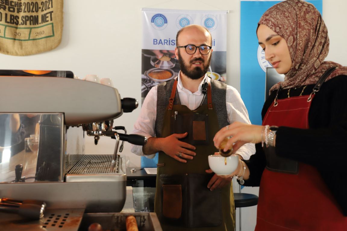 masterchef-yarismacisi-beyza-neude-barista-becerilerini-gelistiriyor2.jpeg