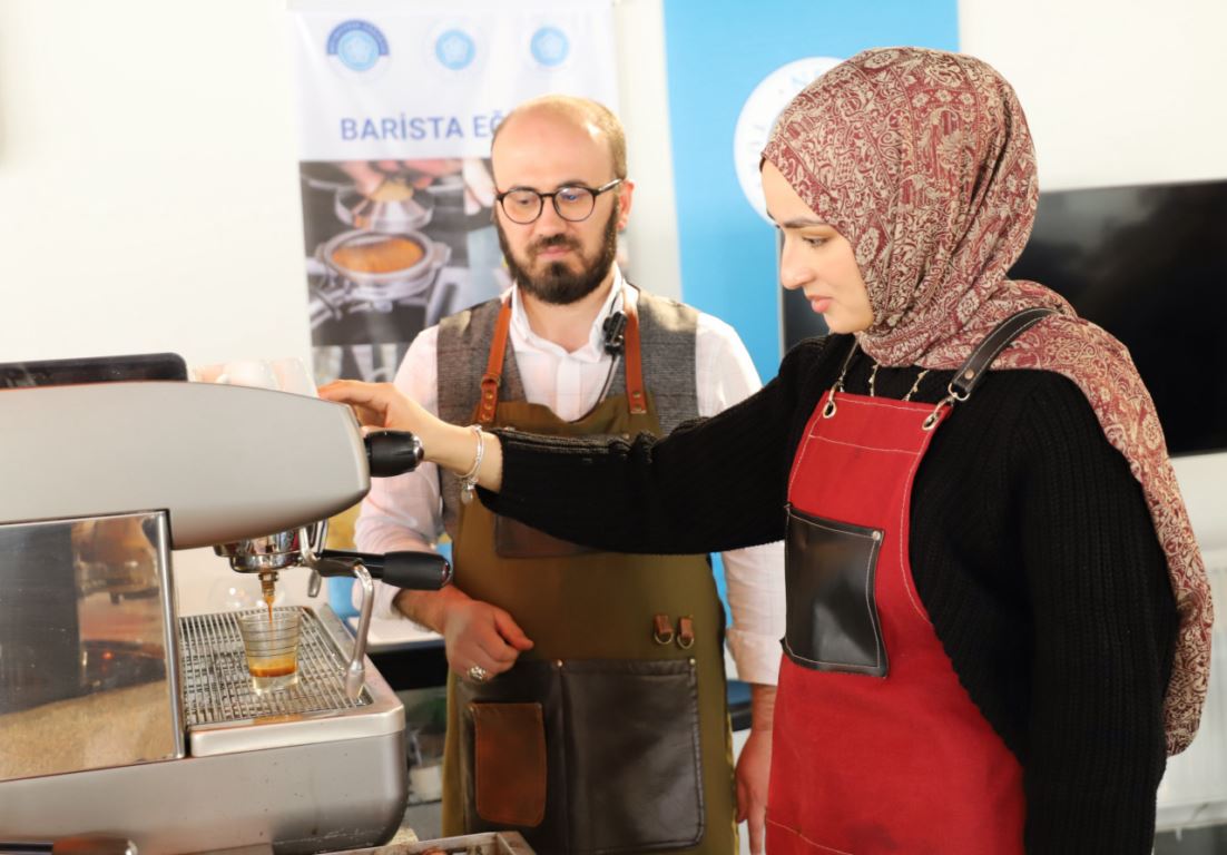 masterchef-yarismacisi-beyza-neude-barista-becerilerini-gelistiriyor3.jpeg