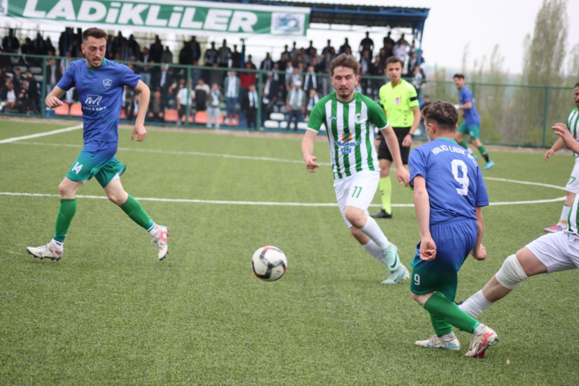 halici-ladiksporun-zorlu-deplasmani-yarida-kaldi-1.jpg