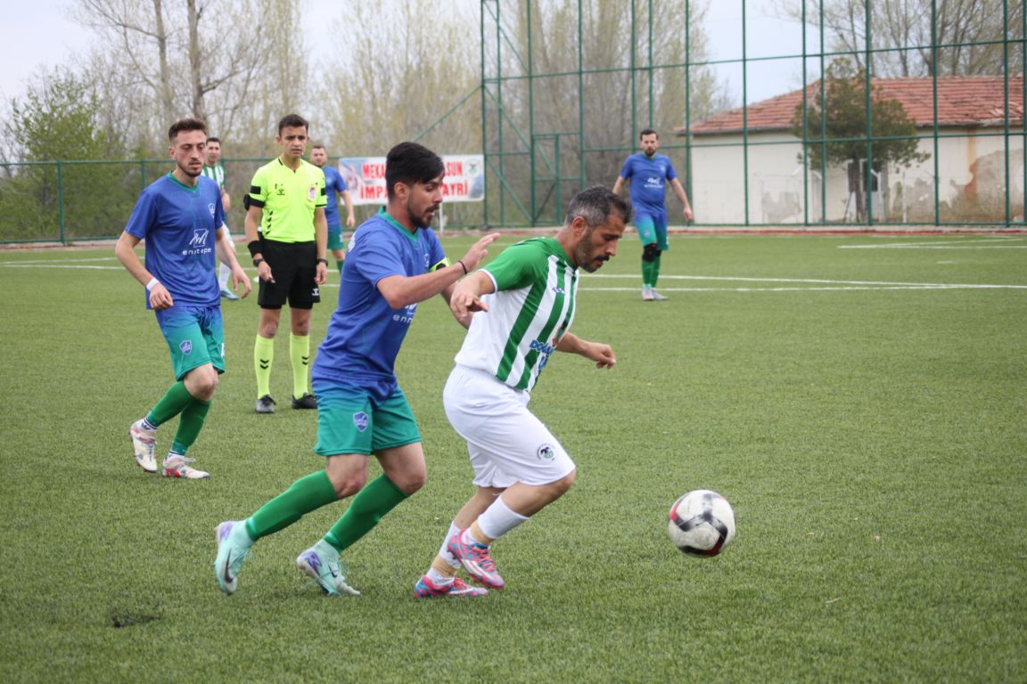 halici-ladiksporun-zorlu-deplasmani-yarida-kaldi-3.jpg