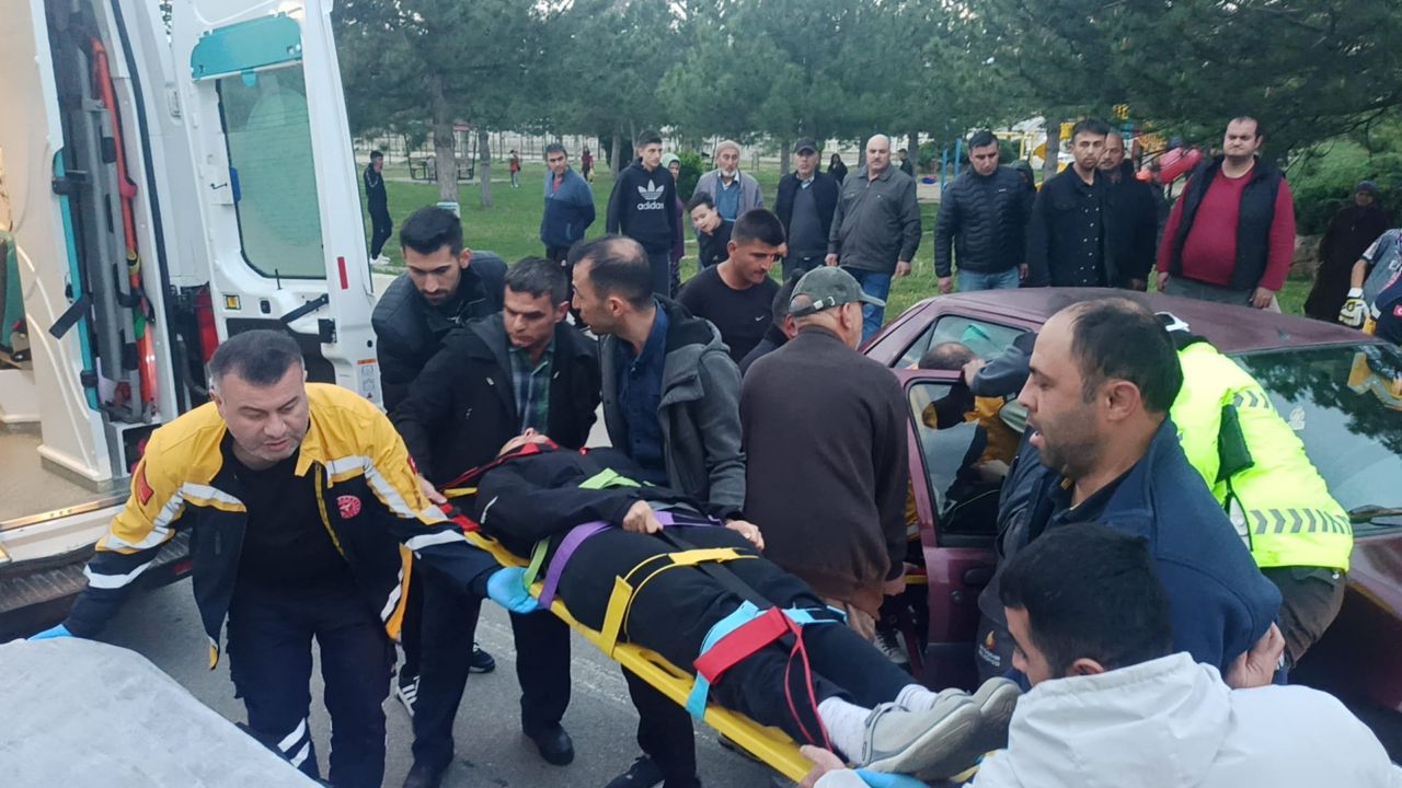 otomobiller-carpisti-ayni-aileden-3-kisi-yaralandi-2.jpg