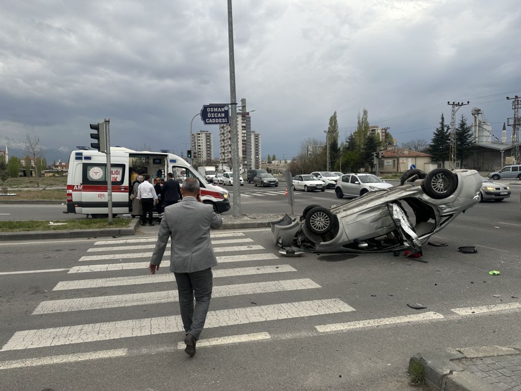 belediye-otobusu-otomobil-ile-carpisti-feci-kazada-9-kisi-yaralandi-1.jpg
