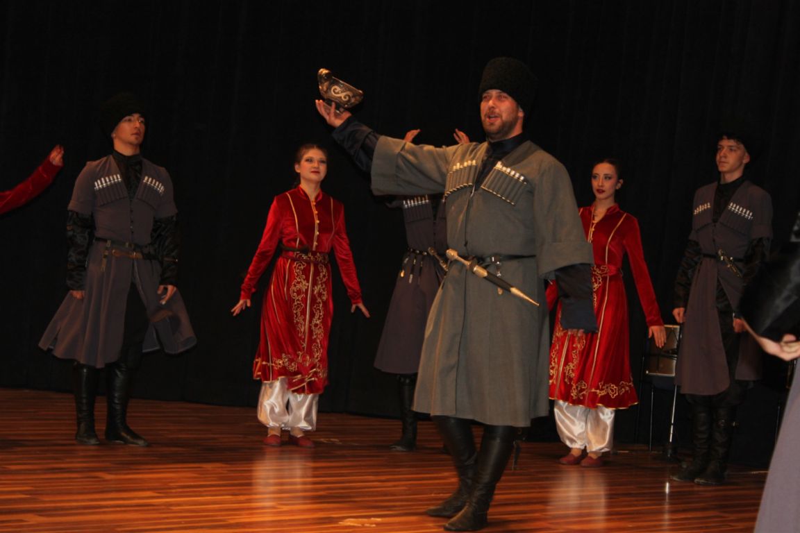 dombay-halk-danslari-toplulugu-10-yilini-coskulu-bir-etkinlikle-kutladi-3.jpg