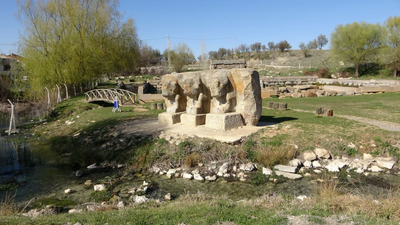 binlerce-yillik-suya-yazilan-mesaj-eflatunpinar-hitit-aniti1.jpg