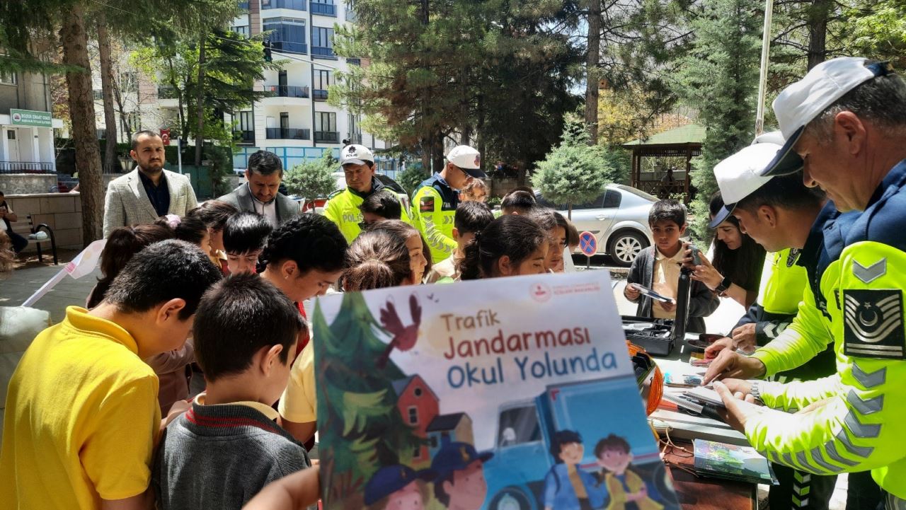bozkirda-ilkokul-ogrencilerine-trafik-kurallari-uygulamali-anlatildi1.jpg