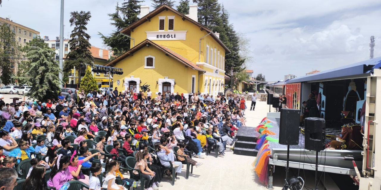 tiyatrocular-vagon-sahne-uzerinde-halkla-bulusuyor-2.jpg