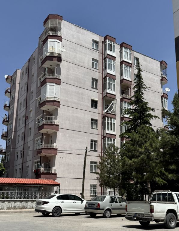 gaz-sikismasi-patlamaya-neden-oldu-1-kisi-yaralandi-2.jpg