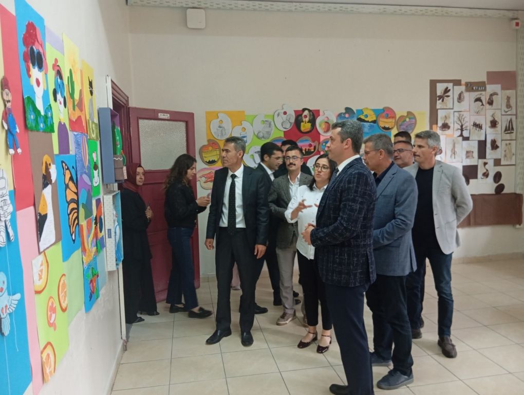 gazi-ortaokulu-resim-sergisi-1.jpg