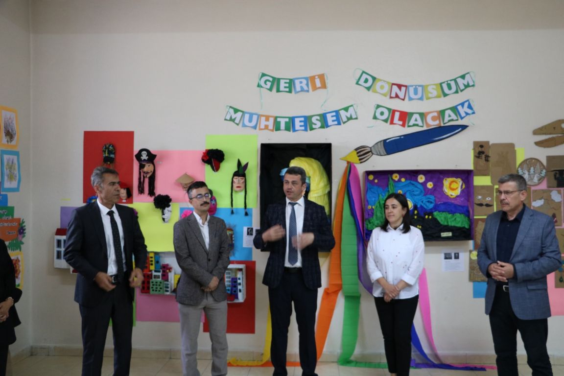 gazi-ortaokulunda-geri-donusum-temali-resim-sergisi-acildi-4.jpg