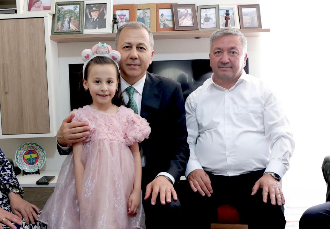 bakan-yerlikaya-konyada-sehit-ailesini-ziyaret-etti-2.jpg