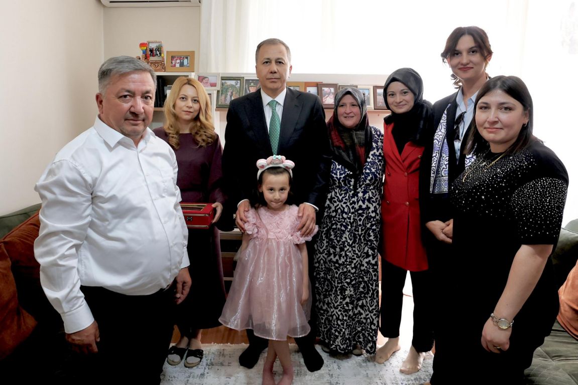 bakan-yerlikaya-konyada-sehit-ailesini-ziyaret-etti-4.jpg